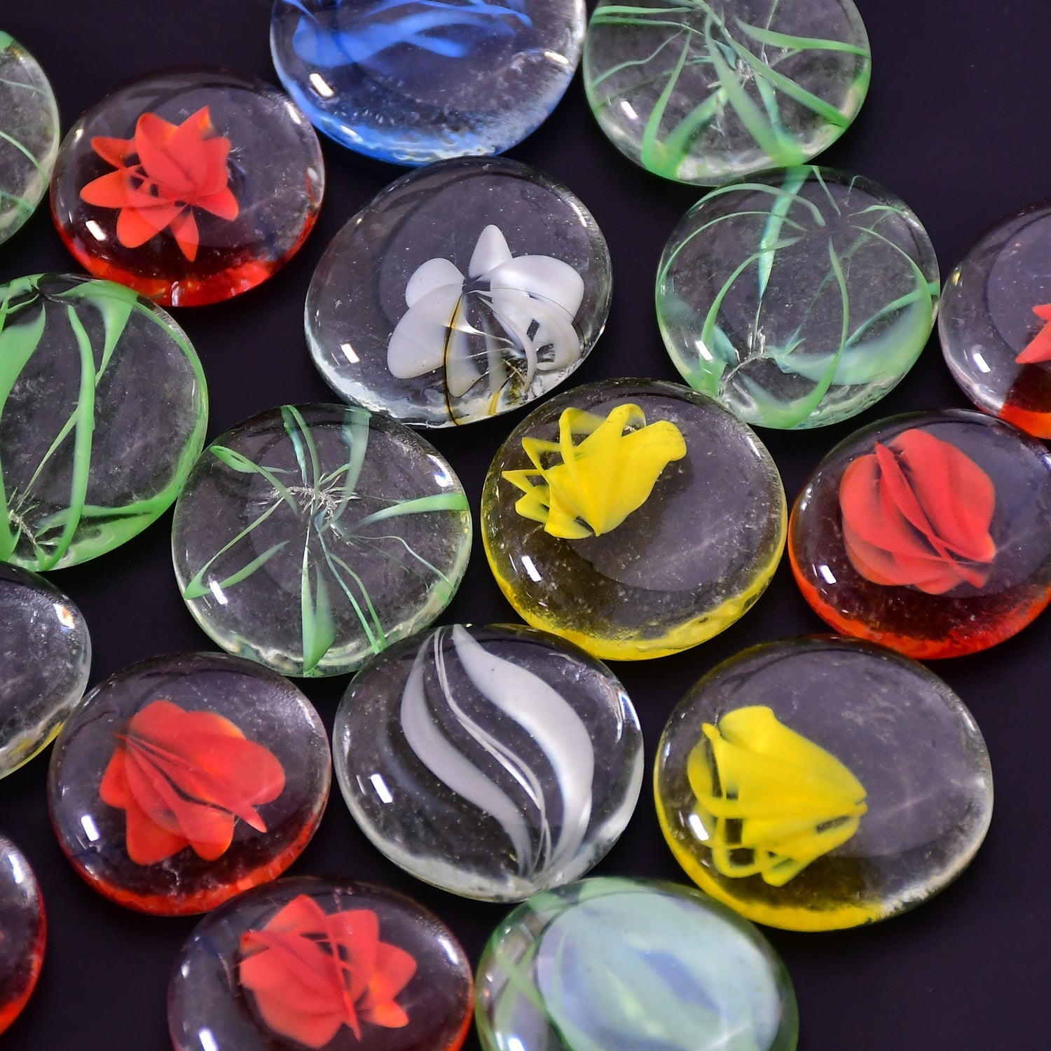 Decorative glass pebbles for fish tanks