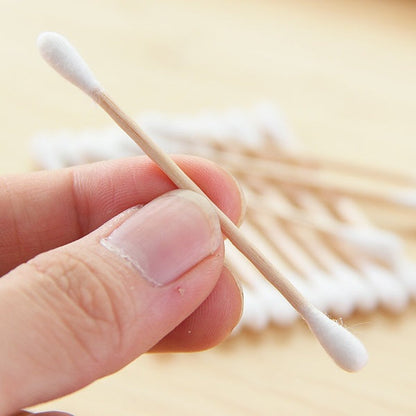 Eco-friendly swabs with wooden sticks