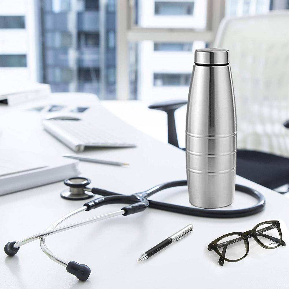 1000 ml stainless steel water bottle, ideal for travel.