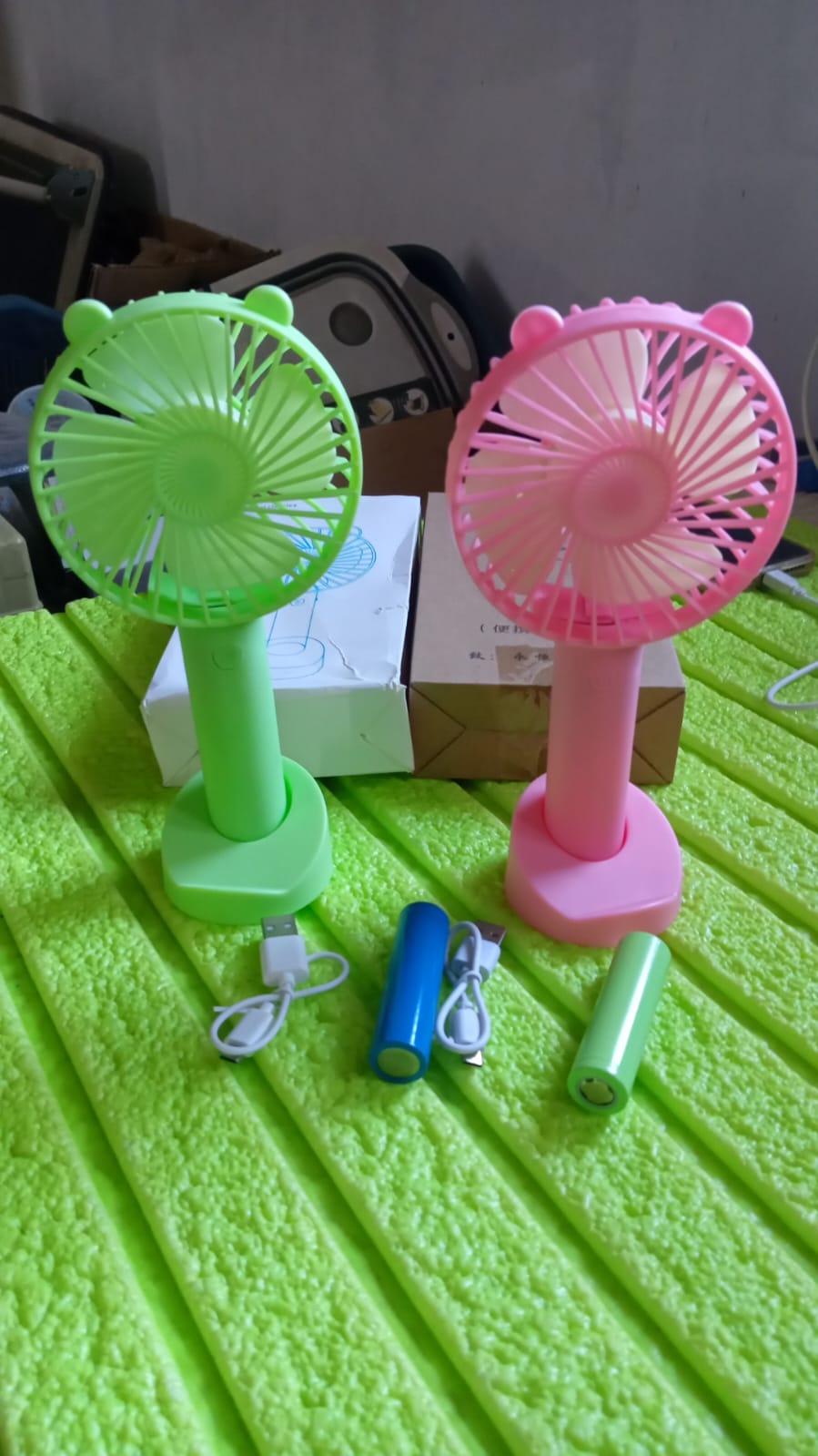 Hand fan with 3-speed settings