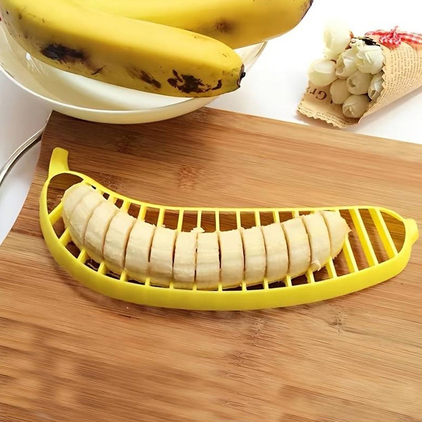 Plastic banana slicer, handle for cutting fruit, ideal for salads.